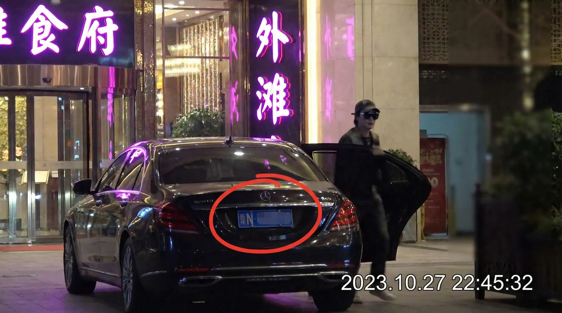 探花网 - 豪车餐厅外被拍
